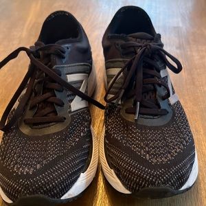 New balance tennis shoe